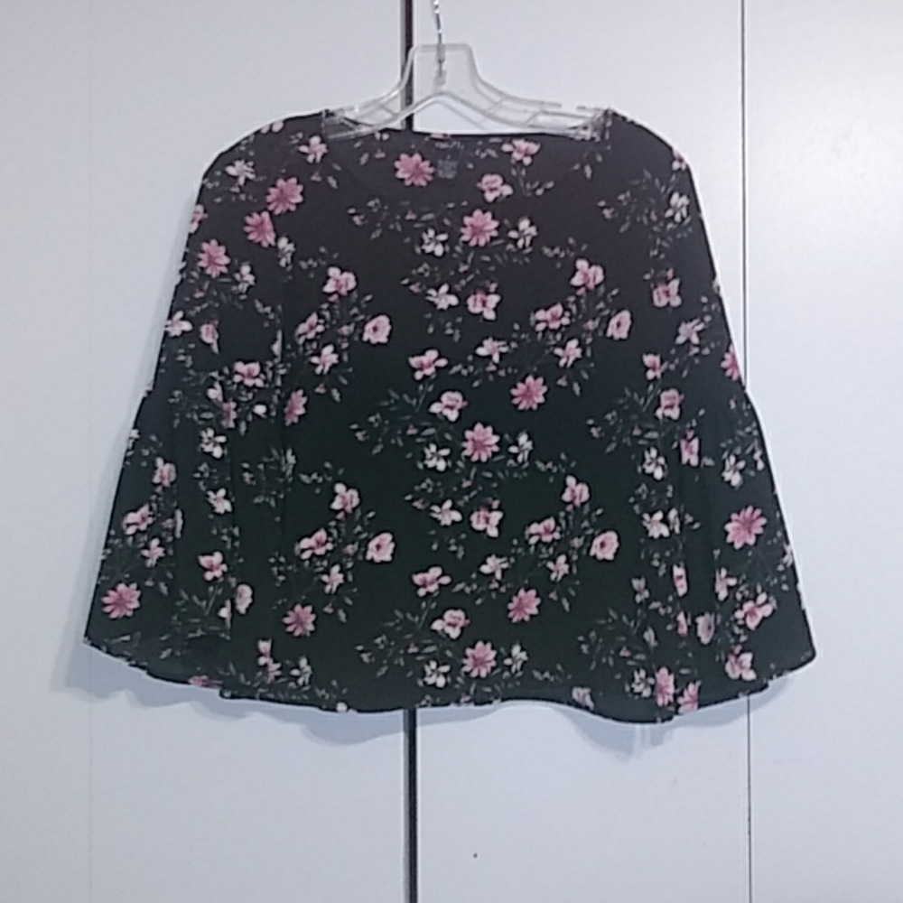 Cute crop top floral top